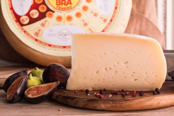 Bra duro aged- kravlji polutvrdi sir zanetti (dop Italija)