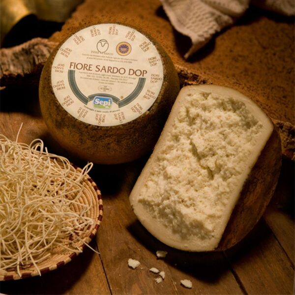 Pecorino Fiore Sardo dop – ovčji polutvrdi sir sa Sardinije.