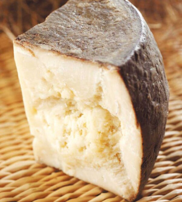 Pecorino Fiore Sardo dop – ovčji polutvrdi sir sa Sardinije.